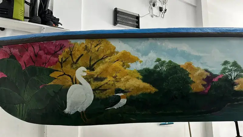 Cayuco de exhibición pintado con garzas y paisaje tabasqueño