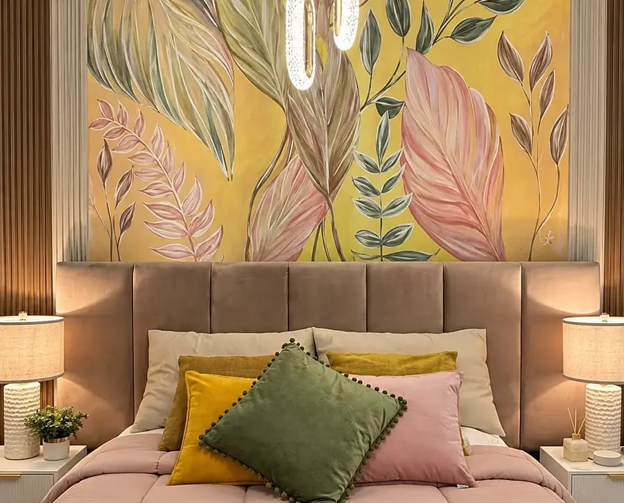 Mural botánico en amarillo y rosa detrás de una cabecera